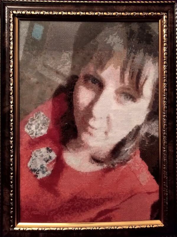 Komplette Porträt einer Frau in rot Kreuzstich-Designs