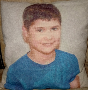 Готовая вышивка Подушка с портретом ребёнка в синей футболке