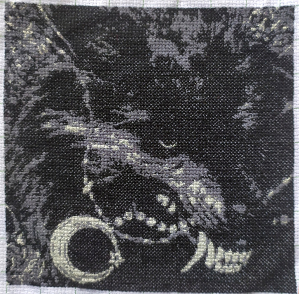 Готовая вышивка Серый волк в чёрно-белой палитре