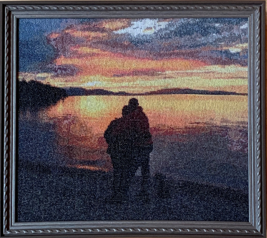 Compléter le motif de point de croix Silhouette d'un couple familial sur fond de coucher de soleil coloré sur le lac