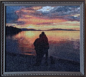 Komplettera Siluett av ett familjepar på en bakgrund av färgglad solnedgång på sjön korsstygnsdesign
